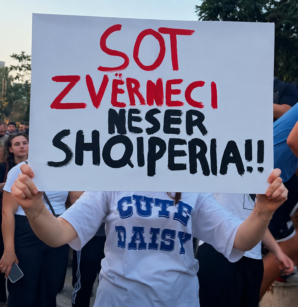 Protestuese mban pankartën 'Sot Zvërneci, Nesër Shqipëria'