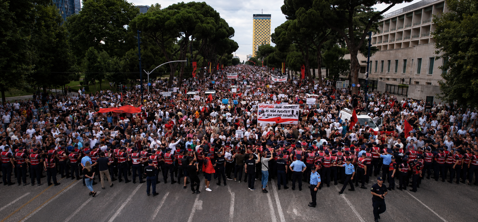 Radhë policësh përballë mijëra protestuesve në bulevardin e Tiranës