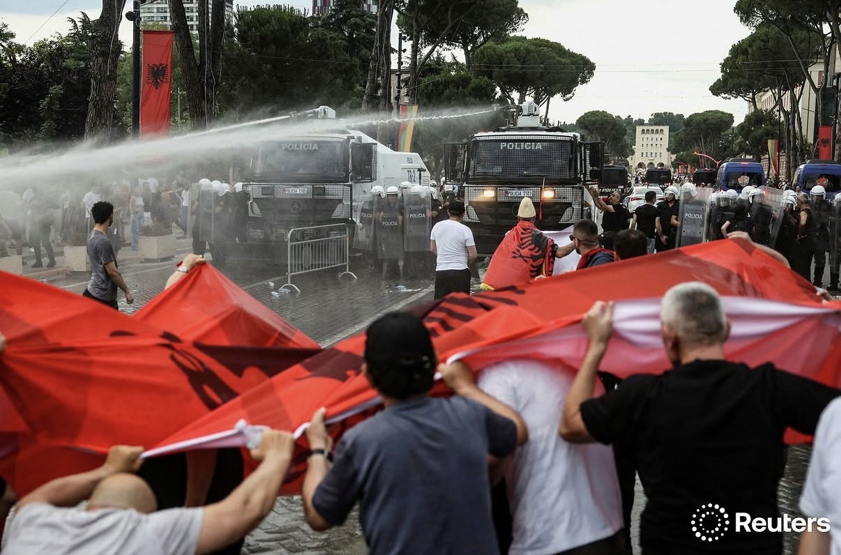 Protestues me flamurin kombëtar përballë ujit nga policia në bulevardin e Tiranës