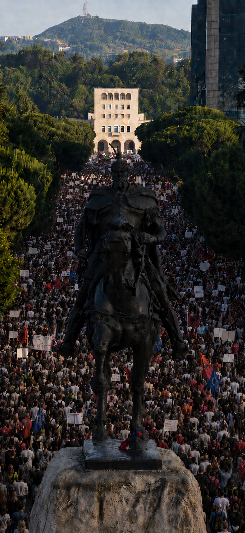 Statuja e Skënderbeut mbi protestën në bulevardin e Tiranës